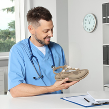 Lade das Bild in den Galerie-Viewer, OrthoPearl - ergonomische, rutschfeste &amp; schmerzlindernde Sandalen
