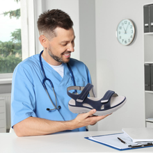 Lade das Bild in den Galerie-Viewer, OrthoKlara - ergonomische,  schmerzlindernde &amp; rutschfeste Sandalen für Damen - Sonderaktion 1+1 Gratis
